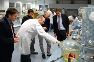  bauhandwerk-Redakteur Thomas Wieckhorst (2. von rechts) beim Besuch im Remmers-Labor im Gespräch mit Wolfgang Steurer und Christian Behrens, Laborleiter Andreas Tewes und dem geschäftsführenden Gesellschafter Dirk Sieverding (von links) 