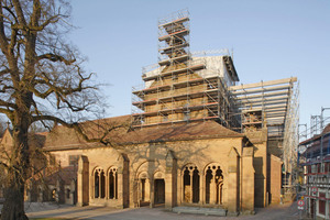  Die Klosterkirche vom westlichen Klosterplatz gesehen, davor die Vorhalle mit drei Gewölben, das sogenannte Paradies. Das Gerüst diente der Stein- und der Dachsanierung 