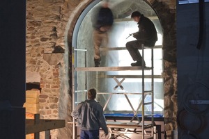  Die neuen Fenster wurden in den tiefen Laibungen weit nach innen versetzt, so dass die Fassade der Burg unverändert bleiben konnte. In den Brüstungskästen mit der silbernen Verkleidung verbergen sich Heizung, Feuerlöscher und Haustechnik 