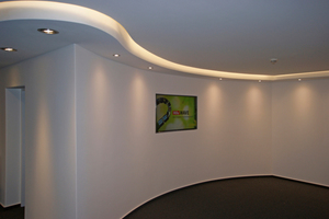  Gebogene RiSyWAVE-Medienwand mit einem Radius von 4000 mm und einen mit einem „Curved TV“ mit gleichem Radius Fotos: Richter System 