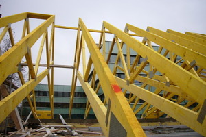  Montage der Nagelplattenbinder für den neuen Dachstuhl der Turnhalle 