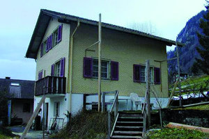  Das Elternhaus von Urs Odermatt in Wolfenschiessen: Vorher ein kleines Holzhaus mit engen Räumen und niedrigen Decken (links), nach dem Totalumbau ein modernes Wohnhaus mit großen Fenstern und weiteren Räumen im Anbau 