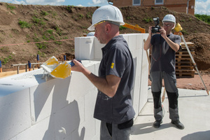  bauhandwerk-Chefredakteur Thomas Wieckhorst (rechts im Bild) fotografiert bauhandwerk-Redakteur Thomas Schwarzmann bei der Arbeit auf der Baustelle 