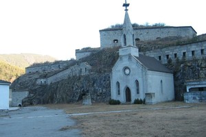  Blick auf die Kapelle mit der Franzensfeste in Hintergrund 