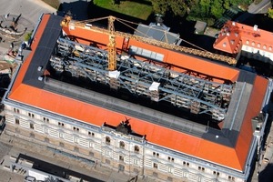  Montage des Brückenbauwerks im Innenhof des Albertinums aus der Luft gesehen 