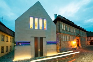  Der außen mit Schönbrunner Sandstein bekleidet Erweiterungsbau steht selbstbewusst neben dem ehemaligen Wirtshaus aus dem 17. Jahrhundert, in dem sich seit 1983 in Iphofen das Knauf-Museum befindet 