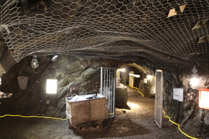  Das Treppenhaus unter dem Infomonolithen führt bis tief unter Tage in die Stollen des Deutschen Schieferbergwerk 