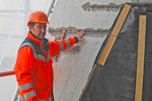  Diplom-Restaurator Gereon Lindlar verweist auf die zu geringe Betonabdeckung beim Bewehrungsstahl auf der Sanierungsbaustelle der Bühnen und Oper Köln Foto: Remmers 