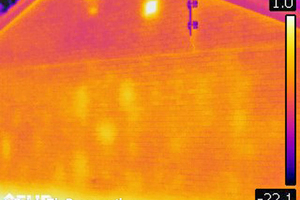  Messung in Kombination mit über MeterLink angeschlossenes Feuchtemessgerät ?MR77?. Bereiche mit einer Temperatur nahe und unterhalb des Taupunkts (13°C) werden automatisch blau hervorgehoben 