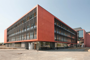  Das vom Dortmunder Büro Gerber Architekten entworfene Gebäude des Biologicums der Goethe Universität in Frankfurt bildet auf mehr als 10 000 m2 Hauptnutzfläche neben Hörsälen, Labors, Büros und einer Cafeteria auch ein Tierhaus 
