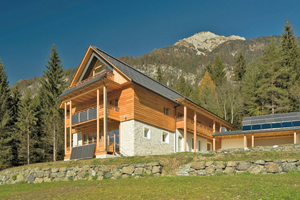  Dank Innendämmung mit Zellulose in einer vorgesetzten Holzständerkonstruktion wurde dieses 160 Jahre alte Steinhaus in Khünburg/Hermagor (Kärnten) zu einem Energie-Plus-Haus umgerüstet Fotos (4): Isocell / Ronacher 