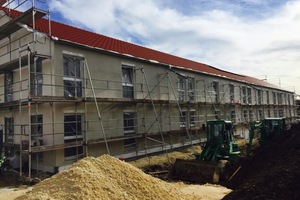  Gapp Holzbau aus Öpfingen hat in Laichingen Flüchtlingsunterkünfte gebaut, deren Architektur an eine Reihenhaussiedlung erinnert.  