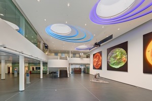  Die anspruchsvolle Deckenkonstruktion mit großen Ellipsen prägt das Foyer des Max-Planck-Institutes für Sonnensystemforschung in Göttingen Foto: Knauf / Andreas Braun 