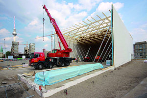  Oben: Der Aufstellung der Wände folgte nach jedem Abschnitt die stabilisierende Montage der Dachkonstruktion aus Fachwerkbindern(Foto: Temporäre Kunsthalle Berlin / Ralph Sinapius) 