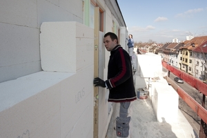  Exaktes Ausrichten der Dämmplatten an der Fassade 