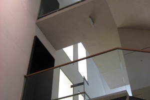  In dem von Sichtbeton, Glas und Stahl dominierten Treppenhausturm befindet sich auch ein Aufzug 