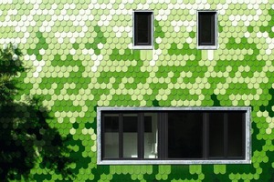  Die kleinteilige Fassade kann Bewegungen des Holztragwerks ohne Schäden kompensieren und erzeugt mit ihrer an Bildpunkte erinnernden Oberfläche selbst eine bewegte Gestaltung der Fläche 