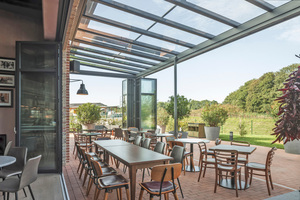  Wenn es zu kühl wird, kann die äußere Glas-Faltwand geschlossen werden Fotos: Solarlux 