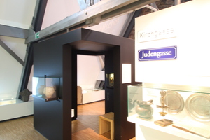  Ausstellungsobjekte zum Judentum in der Ebene zum Thema „Glaube und Aberglaube“ 