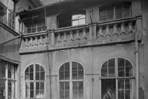  Historische Fotos: Die Steinbalustraden in den Obergeschoss-Laubengängen des Hallenhauses im „Handwerk“ 22 und des benachbarten „Barockhauses“ sind Indizien dafür, dass beide Häuser in Görlitz nicht nur zur gleichen Zeit entstanden sind, sondern auch von denselben Handwerkern erbaut wurden 