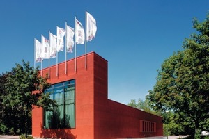  Mit seiner Gebäudeerhöhung auf der Südseite wirkt das IBZ der TU Dortmund fast wie ein Opern- oder Theaterbau 
