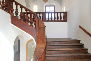  Die reparierte Haupttreppe mit der freskierten Spantenkuppel darüber Fotos: Thomas Wieckhorst 