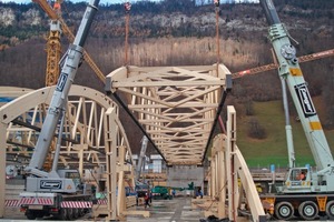  Montage der Fachwerkträger für die neue Halle der Pilatus Aircraft in Stans (Schweiz) 