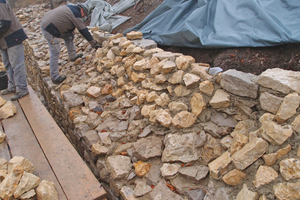  Nachdem Archäologen die Umfassungsmauer der Burgruine Hiltenburg in Bad Ditzenbach freigelegt hatten, wurde sie von Dengel-Bau gesichert und saniert 