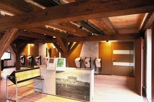  Hinter der Betonwand (im Bildhintergrund) verbirgt sich das Fluchttreppenhaus, dank dem (in Verbindung mit einer Rauchmeldeanlage) die historische Innenausstattung unverkleidet erhalten bleiben konnteFotos (2): Rutsch+Rutsch 