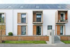  Der vom Team um Manfred Hegger und o5 Architekten auf den energetischen Standard eines Effizienzhauses Plus modernisierte Altbau in der Pfuhler Str. 12/14 in Neu-Ulm 