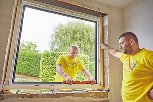  Links: Neuen Fensterrahmen ausrichten und mit Keilen provisorisch fixieren Fotos: Drutex 