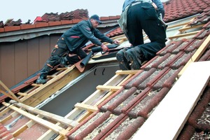  Die Wärmedämmung, die Unterdeckbahn und die Lattung arbeiteten die Handwerker passend an 