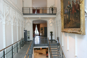  Während der im Jahr 2000 abgeschlossenen Sanierung von Schloss Sayn wurde auch der neugotische Stuck im Treppenhaus wieder hergestellt 