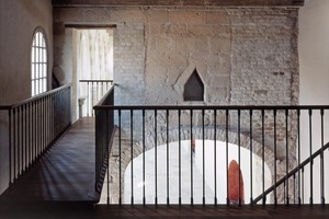  Von der Empore aus gelangt man über eine Brücke, welche die Quadermauer an der Stirnseite des Saals durchstößt, auf einen Balkon oberhalb des Torbogens 