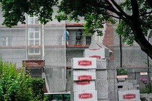  An der Fassade der denkmalgeschützten Blockrandbebauung der Dulsberg-Siedlung befestigten die Handwerker ein WDVS 