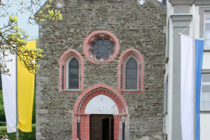  Die zurzeit noch unverputzte Fassade der Sayner Abteikirche 