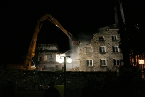  Und nachts gingen die Abrissarbieten am Nordflügel erst so richtig los 