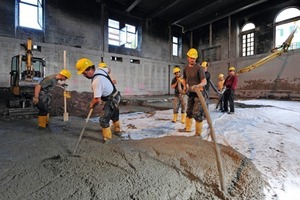  Während des Umbaus pumpten die Handwerker Beton ins Gebäude, um möglichst viel Speichermasse zu bekommen<br /> 