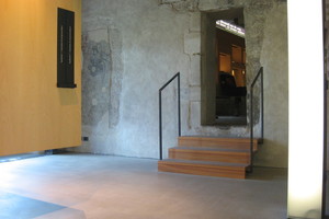  Nieveaufunterschiede werden im Gebäude mit modern gestalteten Treppen und Rampen überbrückt 