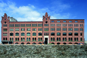  Im ersten Bauabschnitt wurde das Gebäude trocken gelegt, die Fassade restauriert und die Innenräume für die neue Nutzung als Ausstellungs- und Büroräume umgebaut 