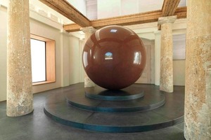  Im Türkentor befindet sich die Skulptur „Large Red Sphere“ – eine 25 t schwere Kugel aus rotem Granit des US-amerikanischen Künstlers Walter de Maria 