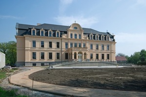  Oben links: Das sanierte Schloss Ribbeck im Havelland – mit übrigens neugepflanztem Birnenbaum 