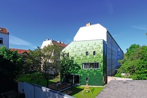  Durch die Aufnahme der Fluchtlinien und Dachformen wirkt das Gebäude nicht wie ein Fremdkörper neben ihren steinernen Nachbarn. Gleichzeitig leitet das Fassadenbild in den anschließenden Garten über 