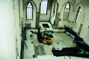  Die Vorfertigung und Endmontage der Stahlgerüste im Kirchenschiff war eine logistisch anspruchsvolle Aufgabe. Die Deckenfelder wurden anschließend ausbetoniert 