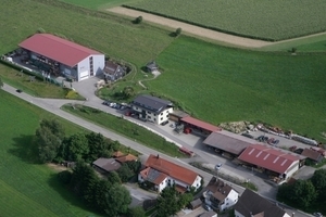  Das Firmengelände: oben die große Halle, daneben ein Fachwerk-Musterhaus, Bürogebäude, Werkstatt und Lager 