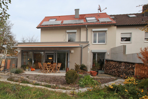  Nach der Sanierung: links das sanierte und mit Anbau versehene Doppelhaus der Familie Schöttle, rechts die Doppelhaushälfte des Nachbarn 