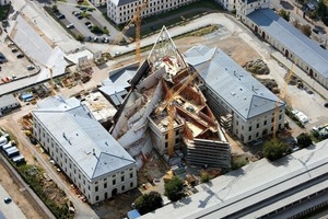  Die Luftaufnahme der Baustelle macht deutlich, dass der denkmalgeschützte Altbau im Zuge der An- und Umbauarbeiten einiges an Substanz verloren hatFoto: Peri 