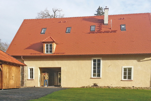  Das neue Gehöfthaus fügt sich harmonisch in das Ensemble aus Bestandsgebäuden auf Burg Brandenstein ein 