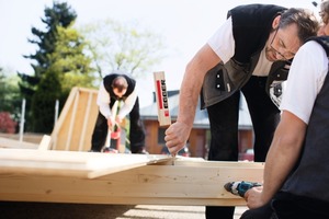  Trockenes Massivholz bildet zusammen mit OSB-Platten im Wohnbereich eine Konstruk­tion in GK 0 