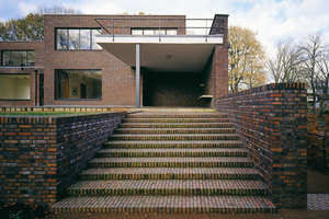  Die breite Treppe zum Garten hin von Haus Lange 